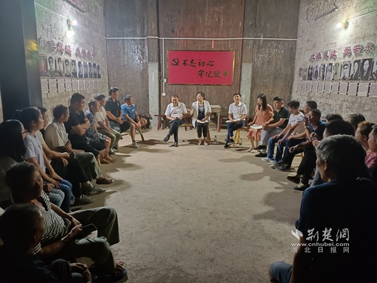 崇陽(yáng)縣金塘鎮(zhèn)黨員干部在金塘村盧家大屋村灣開(kāi)展灣子夜話,和群眾共商環(huán)境治理等事宜。.jpg