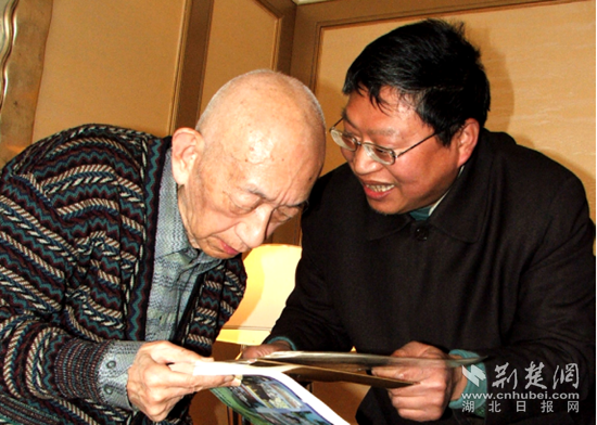 2005年3月6日，王振華在京拜見圍棋泰斗吳清源大師.png.png