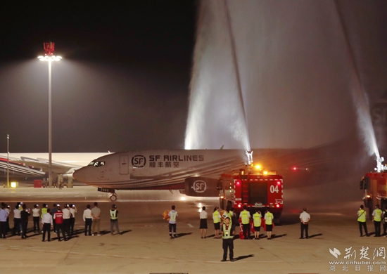 順豐B737-300航班“過(guò)水門(mén)”。金康 攝.jpg