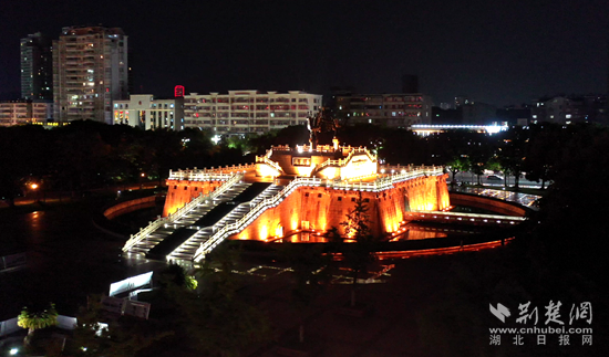鳳凰廣場(chǎng)夜景。（金康  攝）.png.png