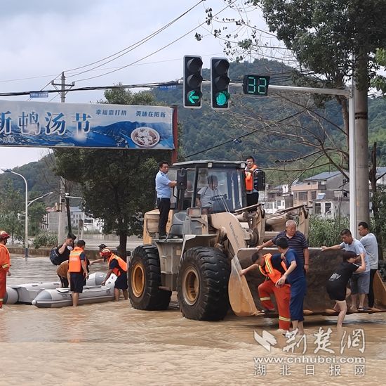三溪派出所所長王斌帶隊求助受困外地司機(jī)等群眾 (2).jpg.jpg