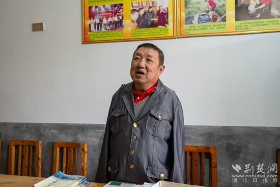 劉細谷向采訪團成員分享故事.jpg