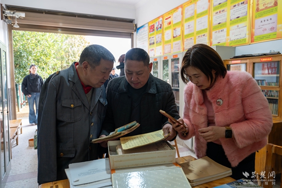 劉細谷向采訪團成員展示他用雙腳書寫的原稿.jpg