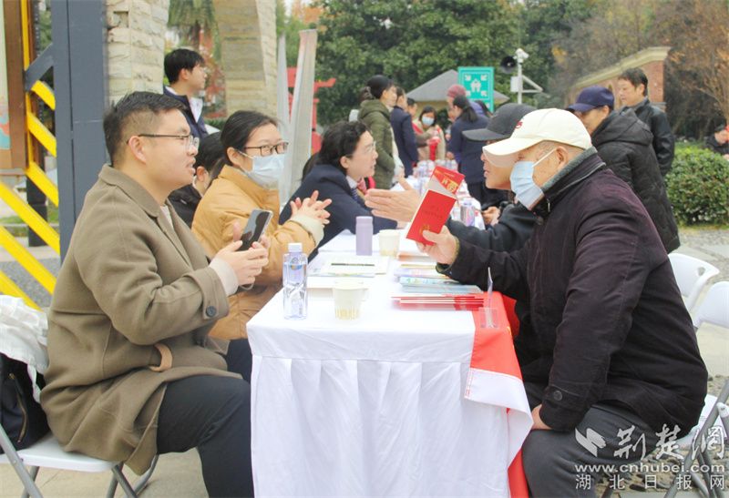 普法志愿者為居民提供法律咨詢.jpg.jpg