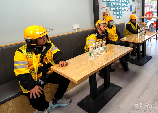 黎佳和同事們在雋愛驛家三合廣場站休息.jpg