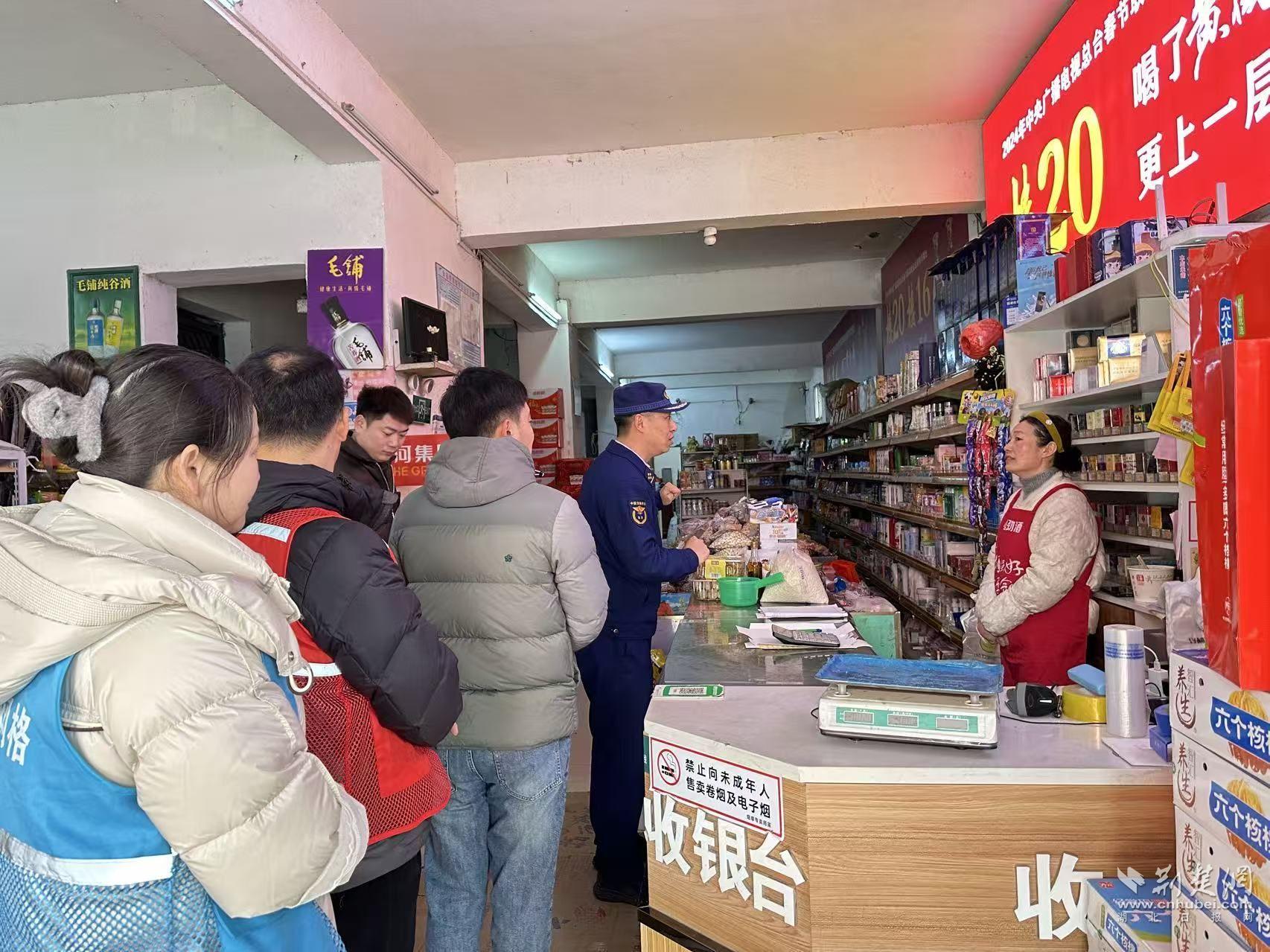圖為街道專項檢查組正挨家挨戶開展消防安全“體檢”.jpg.jpg
