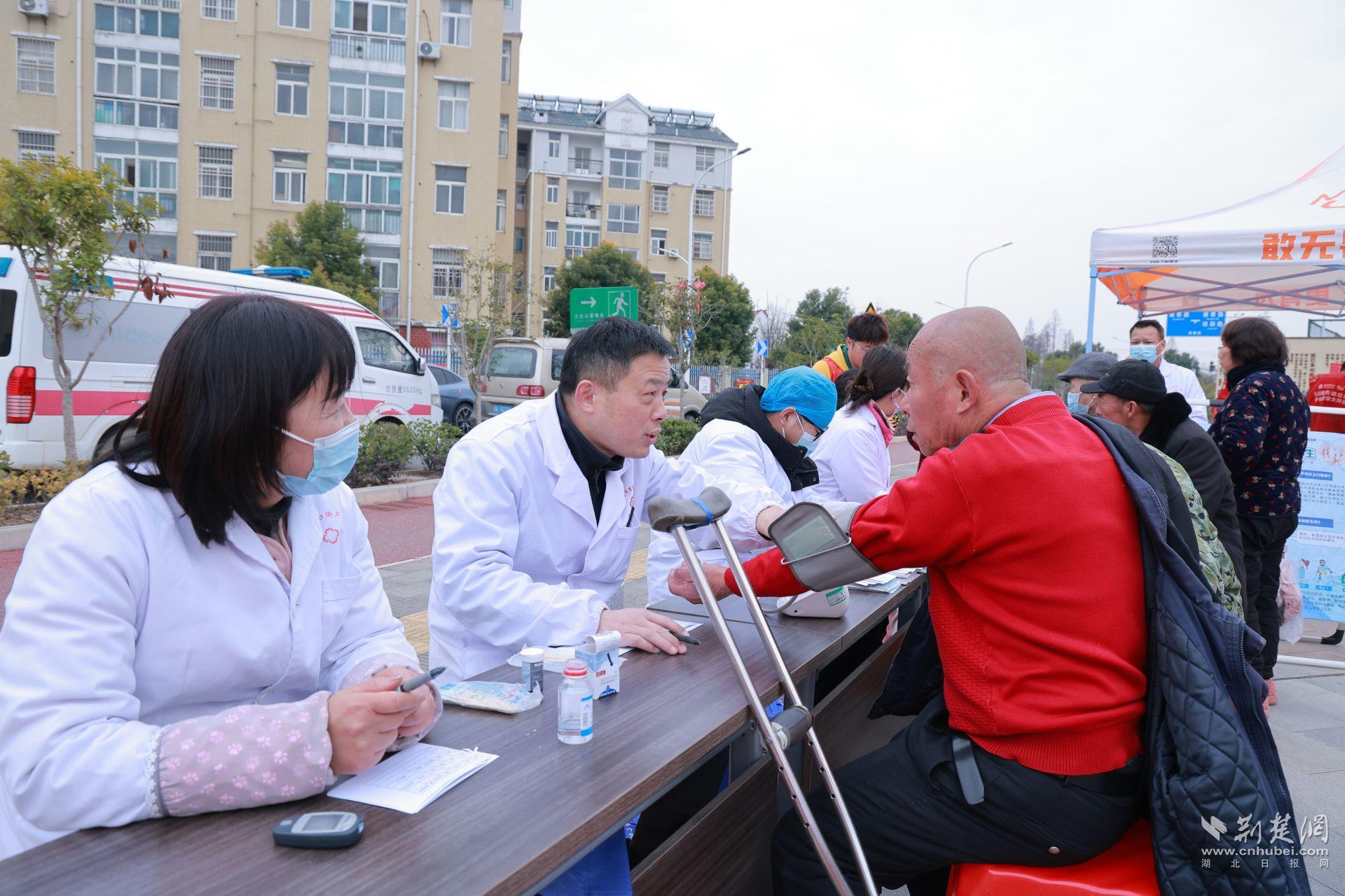 湘口衛(wèi)生院醫(yī)護人員給居民提供免費視力篩查、血糖血壓檢測等服務(wù).jpg.jpg