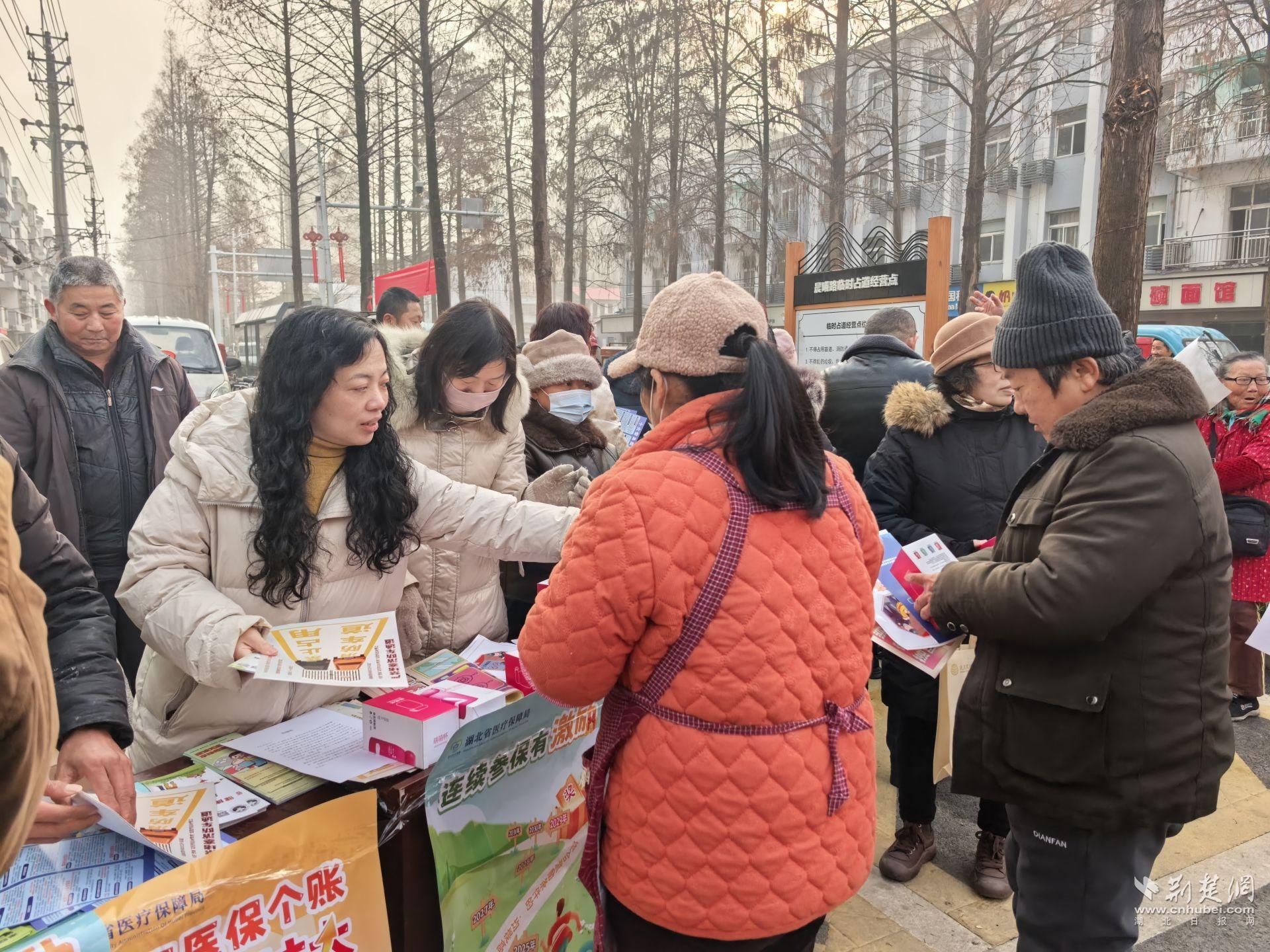 圖為康泰路社區(qū)工作人員向過往居民宣傳安全知識.jpg.jpg