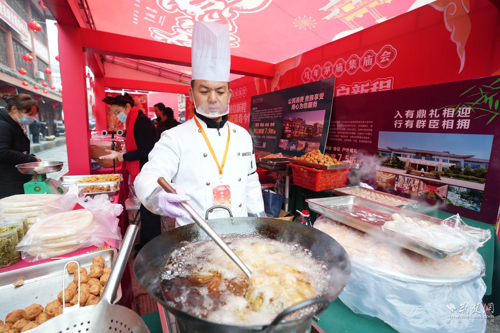 現(xiàn)場臘味、鹵貨、炸圓子吸引市民前來品嘗購買 (1).JPG.JPG
