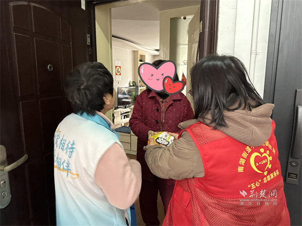 志愿小隊(duì)上門為轄區(qū)獨(dú)居、高齡老人送去湯圓.jpg