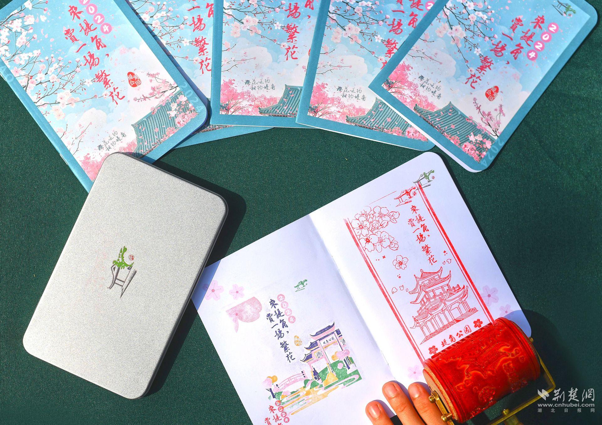 集章愛好者不可錯過南門內(nèi)的5枚櫻花定制圖章，套色章、滾章、單色章一應(yīng)俱全，可一次性蓋齊這份獨特的“櫻花印記”.jpg.jpg