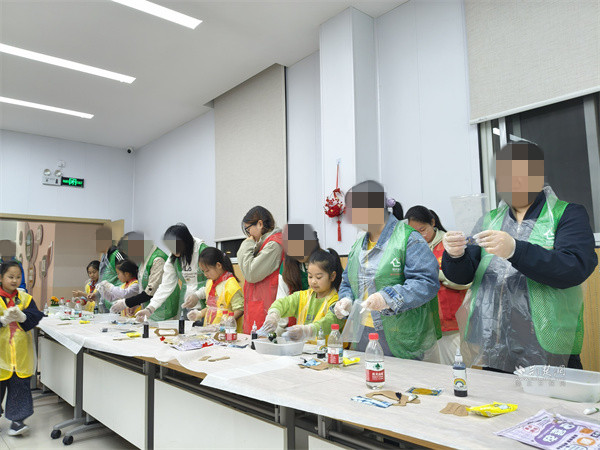 現(xiàn)場制作扎染書簽.jpg